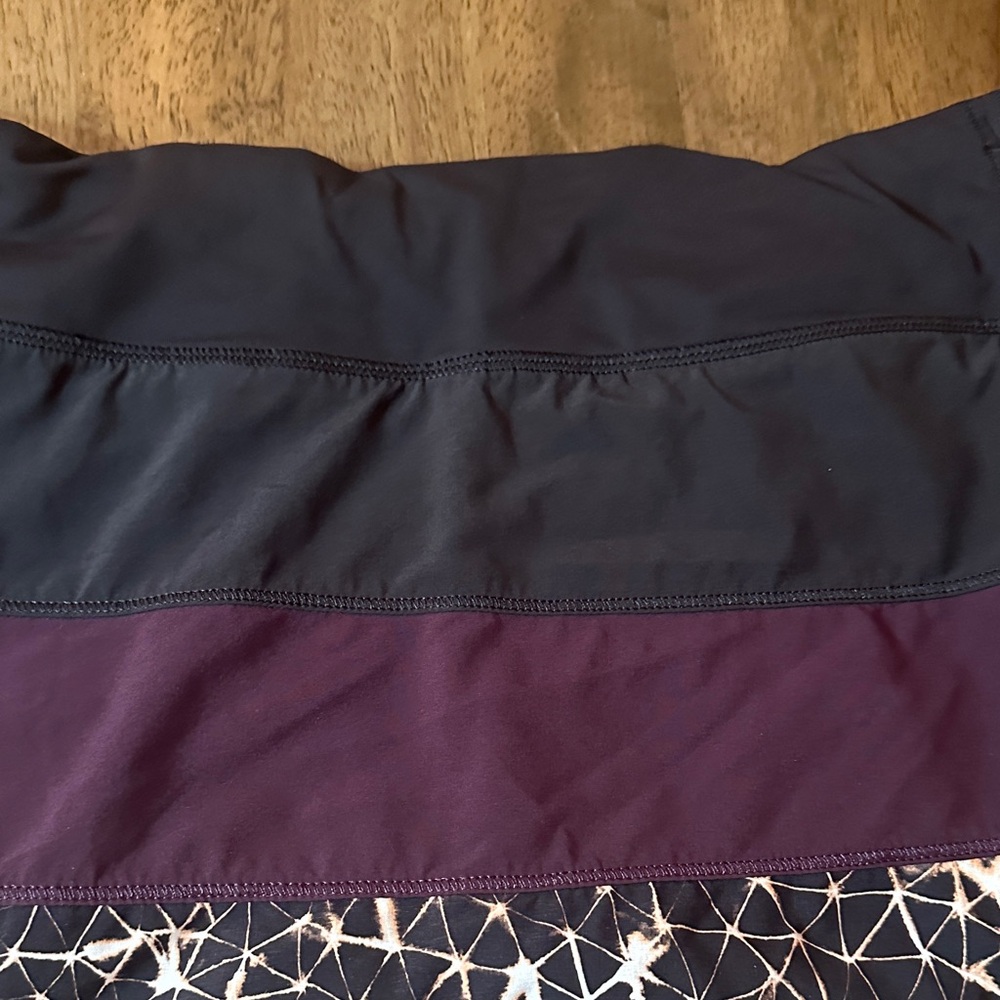 lululemon athletica Black and Plum Circle Running Skort. Size 8 - Picture 4 of 8